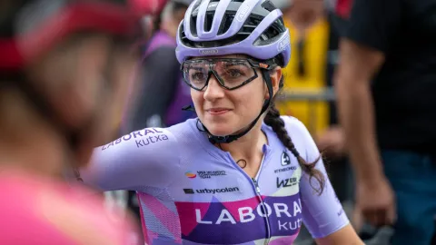 Hlavou dolů přes svodidla a pět zlomených žeber. Mohlo být hůř, zní po Milán-San Remo