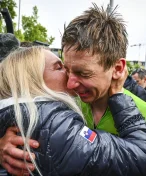 Po Vingegaardově ženě se ozvala i Pogačarova přítelkyně. Příliš na něj tlačí, obvinila prý Urška UAE
