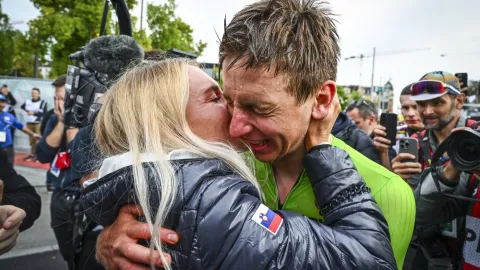 Po Vingegaardově ženě se ozvala i Pogačarova přítelkyně. Příliš na něj tlačí, obvinila prý Urška UAE