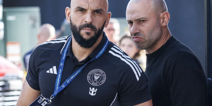 Messiho bodyguard se znovu pustil do hráčů soupeře. Má další zákaz vbíhat na trávník