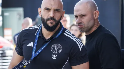 Messiho bodyguard se znovu pustil do hráčů soupeře. Má další zákaz vbíhat na trávník