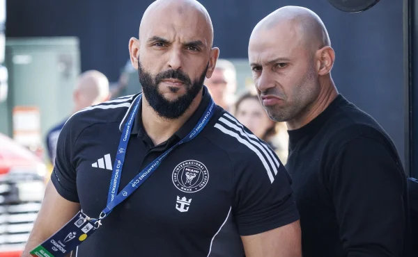 Messiho bodyguard se znovu pustil do hráčů soupeře. Má další zákaz vbíhat na trávník