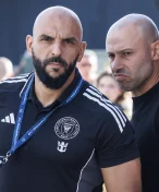 Messiho bodyguard se znovu pustil do hráčů soupeře. Má další zákaz vbíhat na trávník