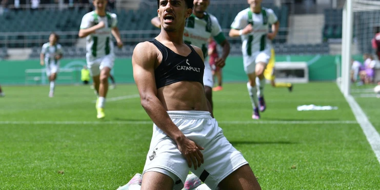 Sickday? Kdepak, mladý fotbalista se nechal nachytat, jak jedná o novém angažmá