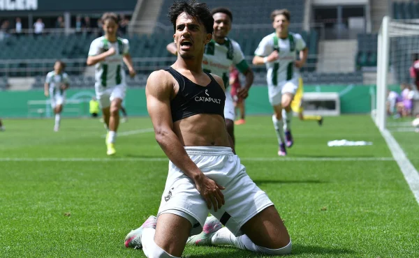 Sickday? Kdepak, mladý fotbalista se nechal nachytat, jak jedná o novém angažmá