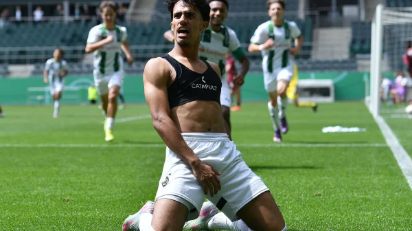 Sickday? Kdepak, mladý fotbalista se nechal nachytat, jak jedná o novém angažmá