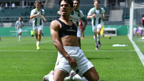 Sickday? Kdepak, mladý fotbalista se nechal nachytat, jak jedná o novém angažmá