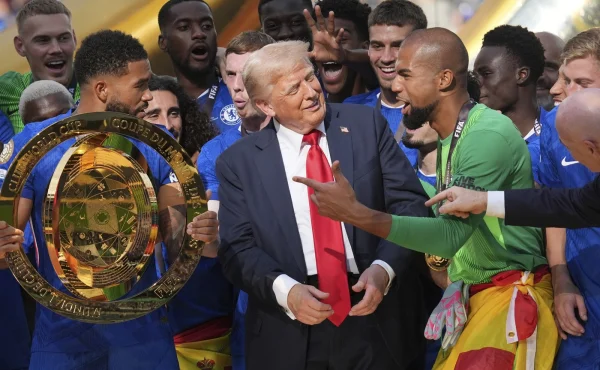 Trump prozradil, že trofej pro vítězný tým dostal on. Chelsea si prý odvezla jen repliku