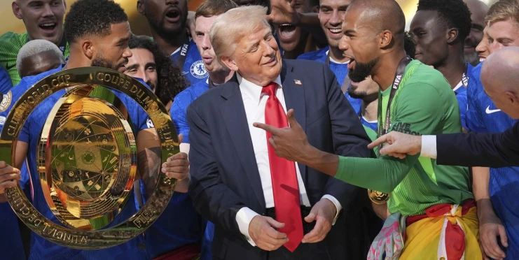 Trump prozradil, že trofej pro vítězný tým dostal on. Chelsea si prý odvezla jen repliku