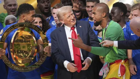 Trump prozradil, že trofej pro vítězný tým dostal on. Chelsea si prý odvezla jen repliku