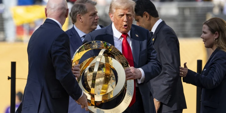 Ani Donald nemá originál. Při jednání se Zelenským byla v Oválné pracovně jen replika trofeje