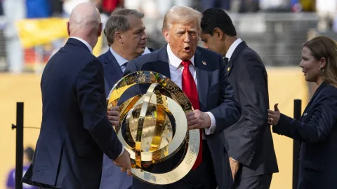 Ani Donald nemá originál. Při jednání se Zelenským byla v Oválné pracovně jen replika trofeje