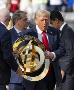 Ani Donald nemá originál. Při jednání se Zelenským byla v Oválné pracovně jen replika trofeje