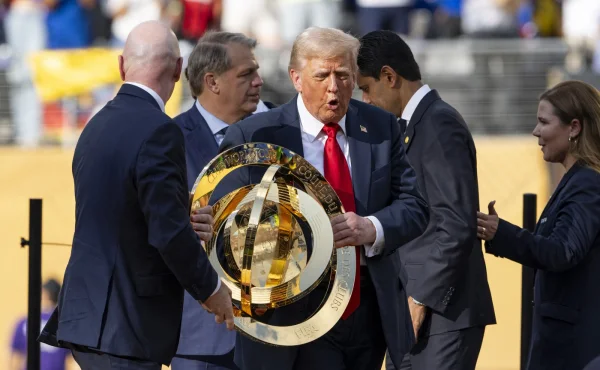 Ani Donald nemá originál. Při jednání se Zelenským byla v Oválné pracovně jen replika trofeje
