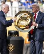 Pískot přehlušil hymnu, hráči krčili rameny. Trump změnil oslavu Chelsea ve frašku