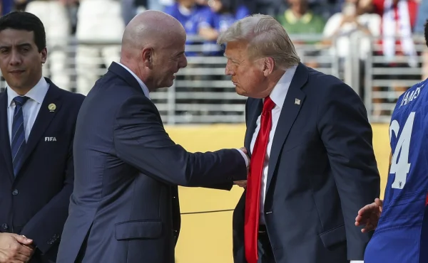 Prezident FIFA má nový úkol: Vlichotit se Trumpovi kvůli obchodní válce se Švýcarskem