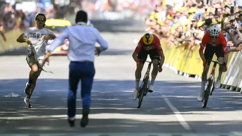 Propalestinský aktivista narušil sprint na Tour. Organizátor ho přehodil přes zábrany