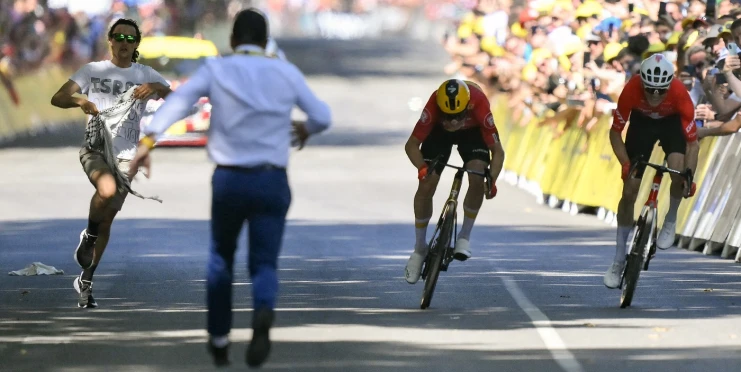 Propalestinský aktivista narušil sprint na Tour. Organizátor ho přehodil přes zábrany