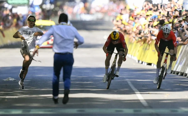 Propalestinský aktivista narušil sprint na Tour. Organizátor ho přehodil přes zábrany