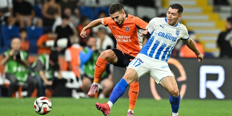 Bláznivý zápas, chaos na hřišti a červená pro... hlasatele na stadionu!