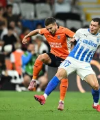 Bláznivý zápas, chaos na hřišti a červená pro... hlasatele na stadionu!
