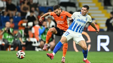 Bláznivý zápas, chaos na hřišti a červená pro... hlasatele na stadionu!