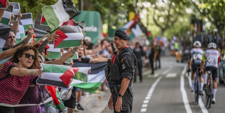 Nechceme vás ve Španělsku, slyší tým Israel na Vueltě. Protesty ohrožují bezpečnost jezdců