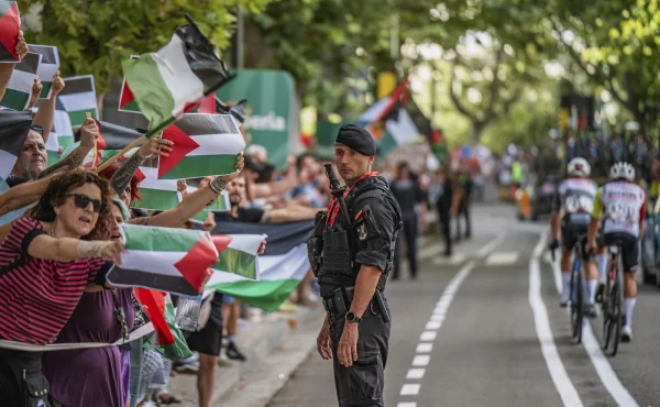 Nechceme vás ve Španělsku, slyší tým Israel na Vueltě. Protesty ohrožují bezpečnost jezdců