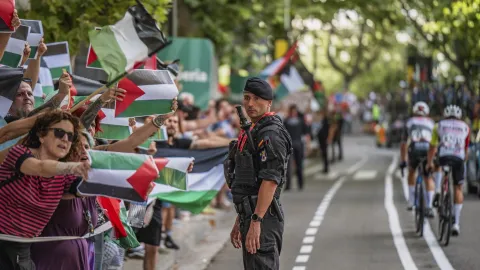 Nechceme vás ve Španělsku, slyší tým Israel na Vueltě. Protesty ohrožují bezpečnost jezdců