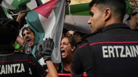 Ohrožujete všechny ostatní, odjeďte, vyzývají organizátoři Vuelty tým Israel