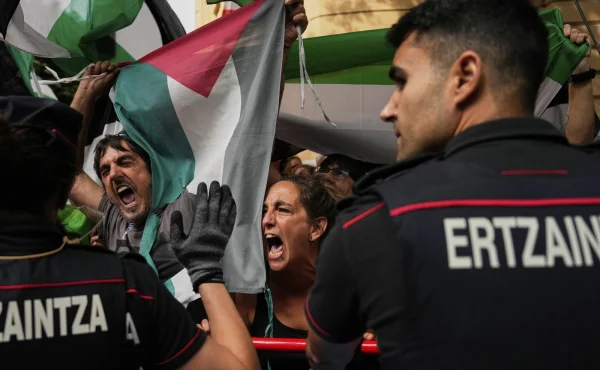 Ohrožujete všechny ostatní, odjeďte, vyzývají organizátoři Vuelty tým Israel