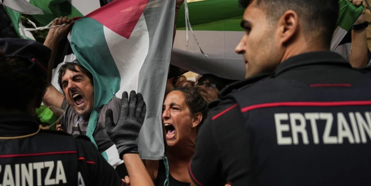 Ohrožujete všechny ostatní, odjeďte, vyzývají organizátoři Vuelty tým Israel
