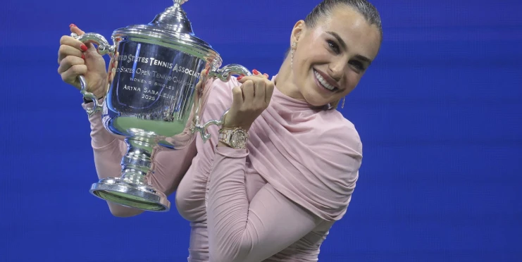 Kdo je tady ikonická? Trofej, nebo Sabalenková, komentují fanoušci fotku na Instagramu