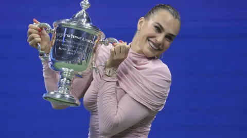 Kdo je tady ikonická? Trofej, nebo Sabalenková, komentují fanoušci fotku na Instagramu