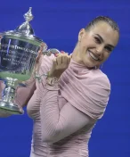Kdo je tady ikonická? Trofej, nebo Sabalenková, komentují fanoušci fotku na Instagramu