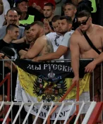 Šílenství v Bělehradě. Děti utíkaly, hráče 'faulovalo' laserové světlo