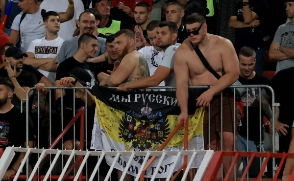 Šílenství v Bělehradě. Děti utíkaly, hráče 'faulovalo' laserové světlo
