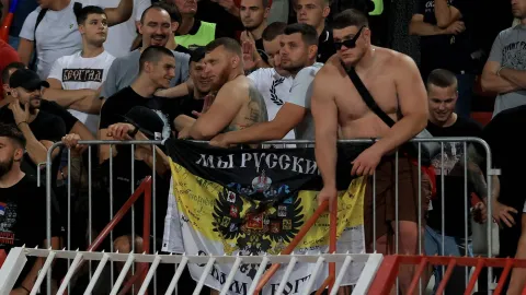 Šílenství v Bělehradě. Děti utíkaly, hráče 'faulovalo' laserové světlo