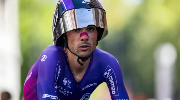 Čínská vlajka a emotikon prasete. Španělskému cyklistovi teď vyhrožují smrtí