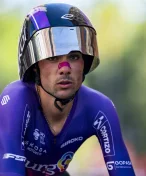 Čínská vlajka a emotikon prasete. Španělskému cyklistovi teď vyhrožují smrtí