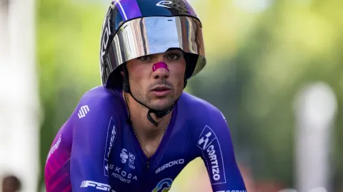 Čínská vlajka a emotikon prasete. Španělskému cyklistovi teď vyhrožují smrtí
