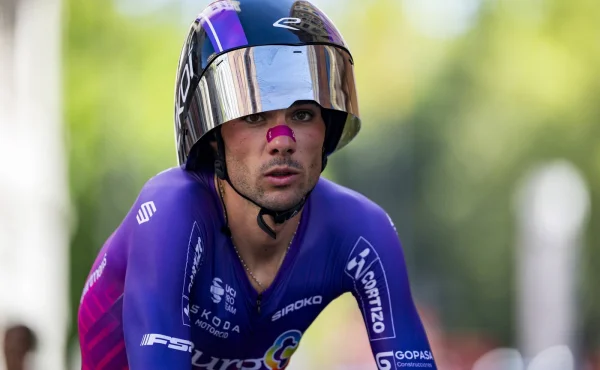 Čínská vlajka a emotikon prasete. Španělskému cyklistovi teď vyhrožují smrtí