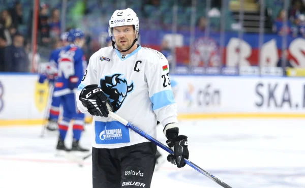 Hokejistu v ruské KHL pokousal během buly pes. Byl cítit kokainem, smějí se fanoušci