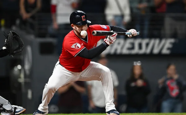 Rána do obličeje rychlostí 160 km/h. Baseballista má zlomeniny, operaci se ale vyhne