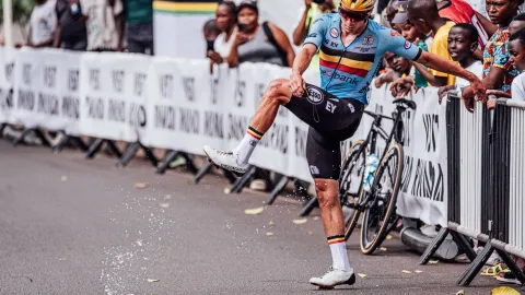 Frustrovaný Remco Evenepoel měnil kola. Nebyl důvod, brání se teď belgický tým