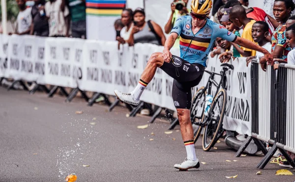 Frustrovaný Remco Evenepoel měnil kola. Nebyl důvod, brání se teď belgický tým