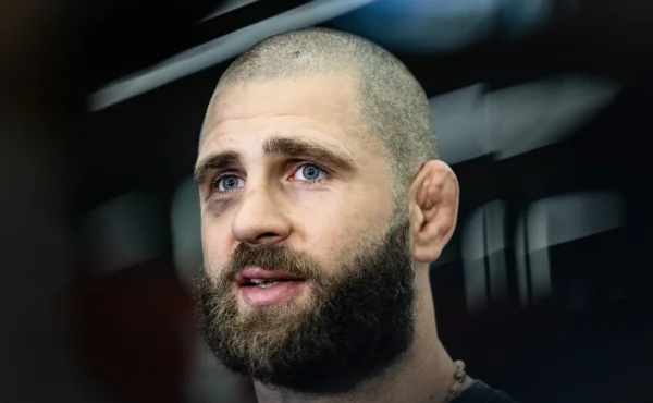 Ještě před titulovým zápasem učil Procházka bojovat influencerku. Ta křičela bolestí