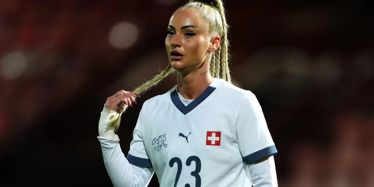 Žongly na sněhu nezvládla. Švýcarská kráska Lehmannová pobavila zimním videem