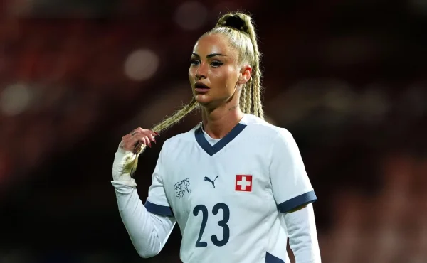 Žongly na sněhu nezvládla. Švýcarská kráska Lehmannová pobavila zimním videem