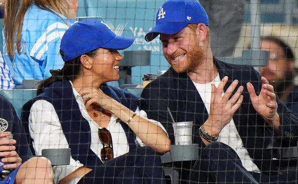 Prince Harryho s Meghan vybučeli na baseballu. Kvůli protekčním VIP místům